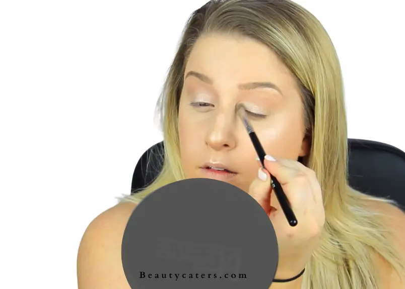 highlighting eyes in strobing makeup